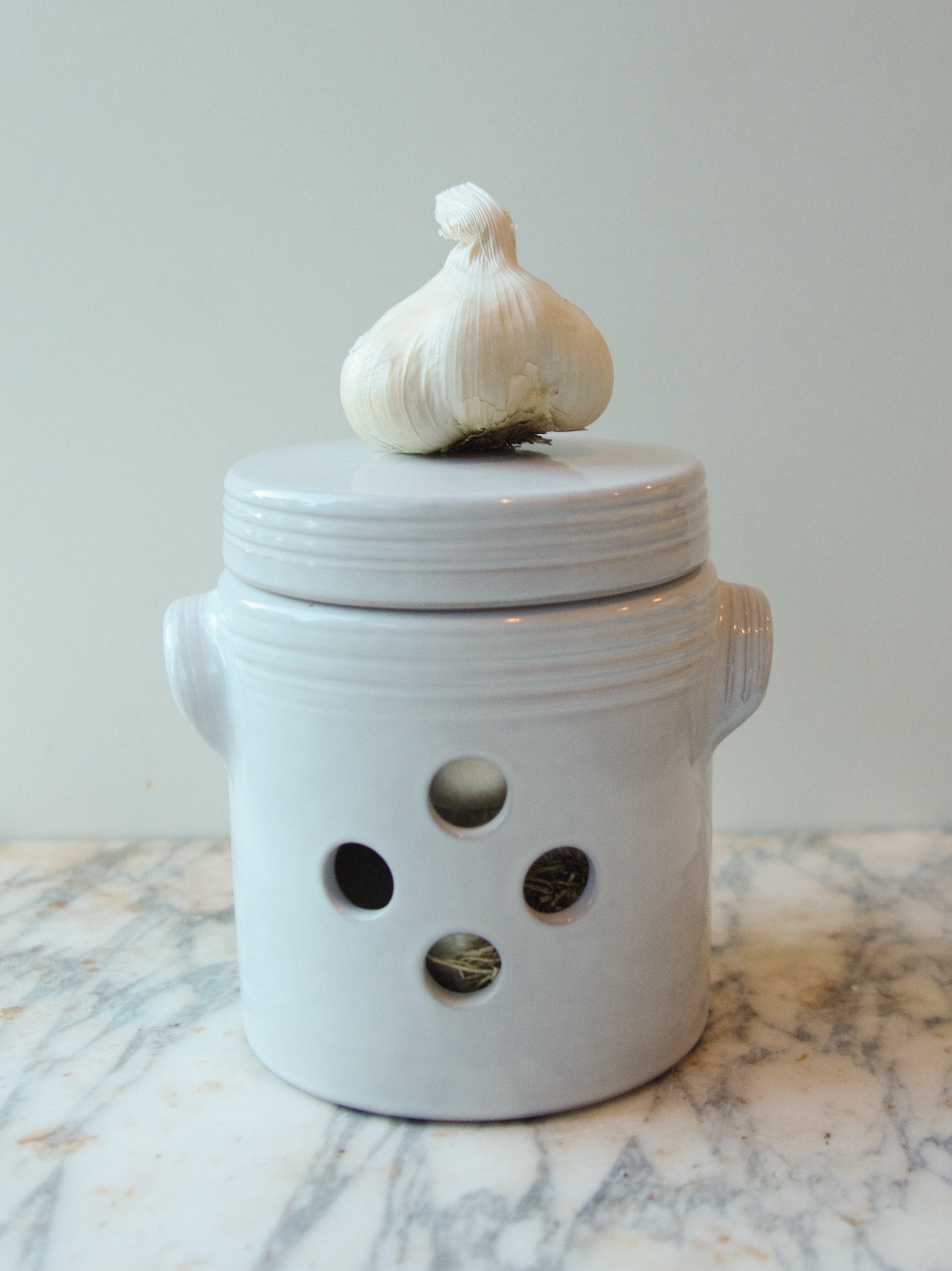 http://frenchdrygoods.com/cdn/shop/files/French_kitchen_Essentials_Garlic_pot-E6E35965-2249x3000.jpg?v=1688139627