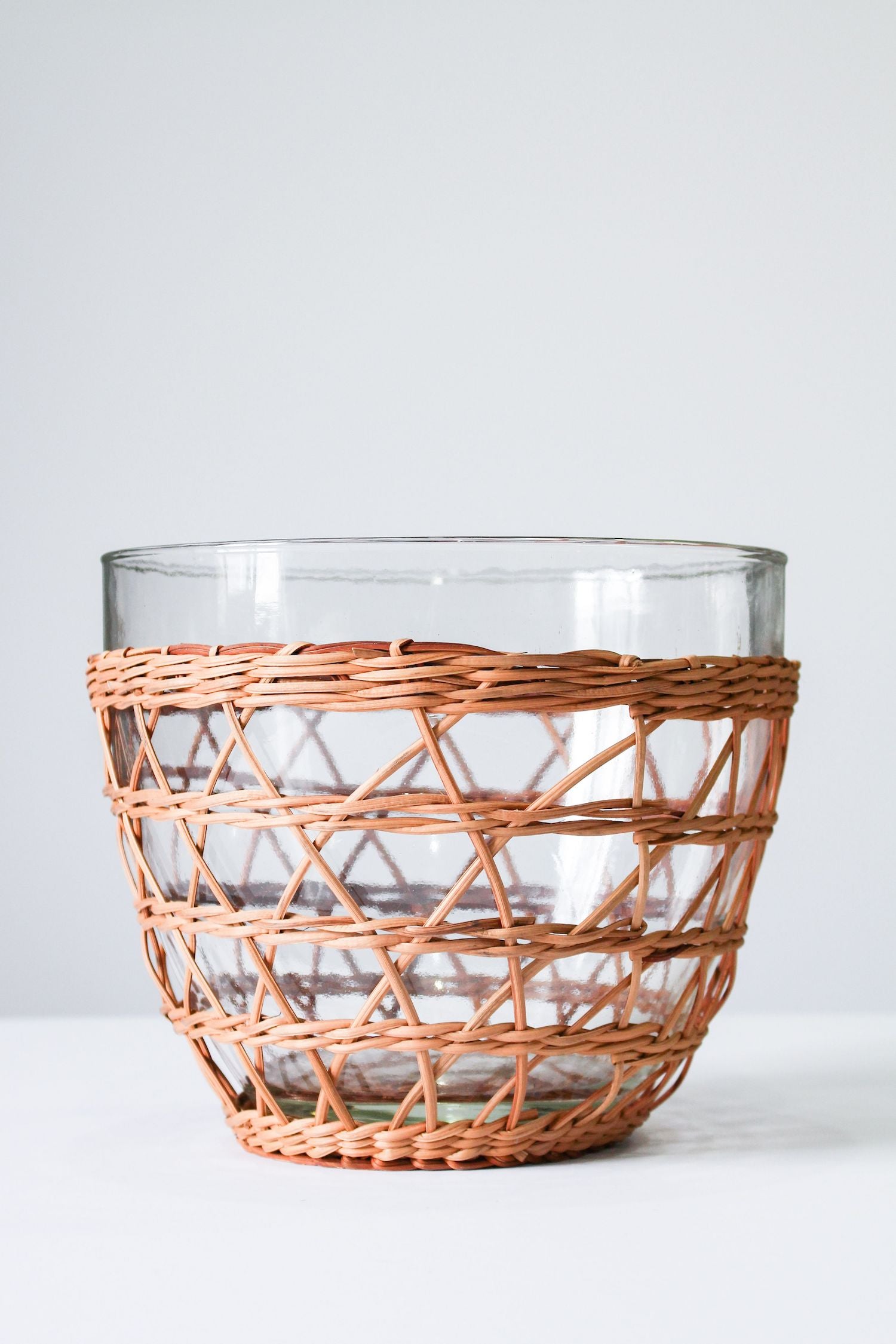 Glass salad bowl with woven rattan holder - Terrestra