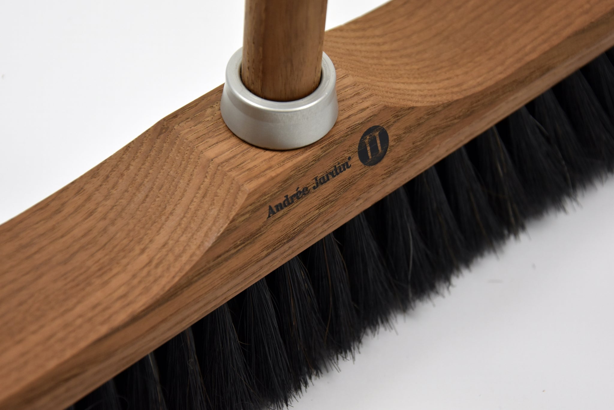 Dark wood broom with black bristles. Logo reads Andree Jardin.