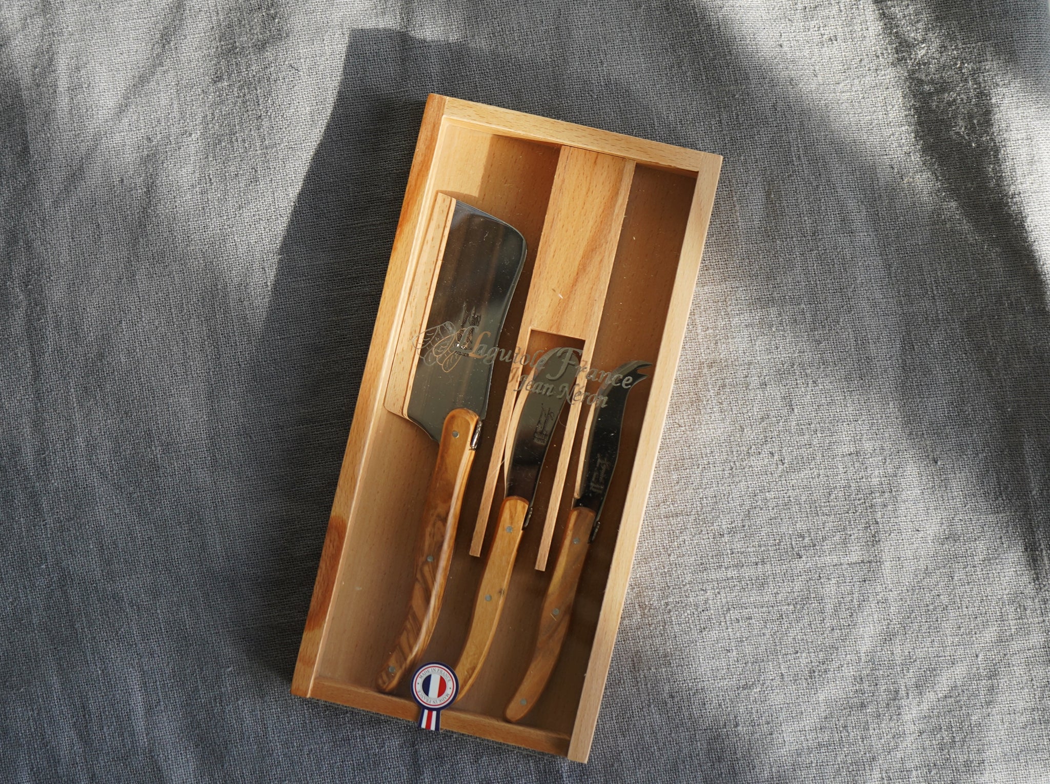 Large olive wood cheese set from Laguiole