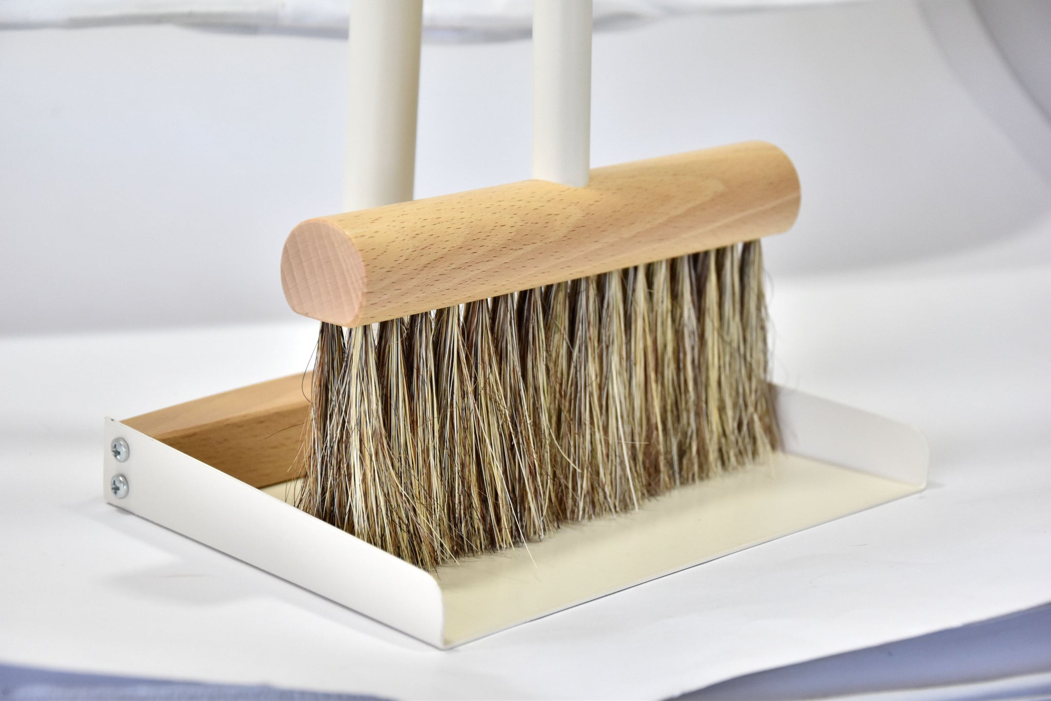 Andrée Jardin Mr. and Mrs. Clynk Natural Large Complet Dustpan and Broom in Cream